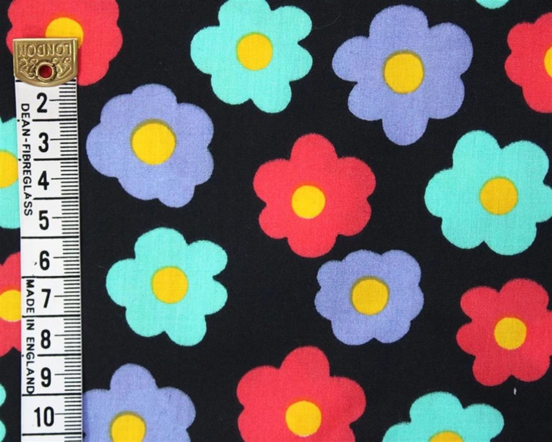 Mindy Polycotton Daisies Is a Lightweight Printed Fabric