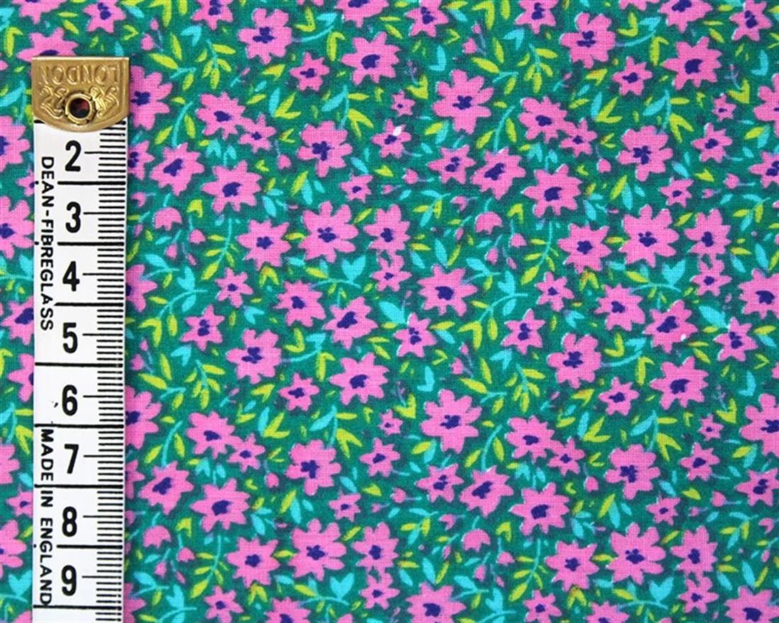 Mindy Polycotton Daisies Is a Lightweight Printed Fabric