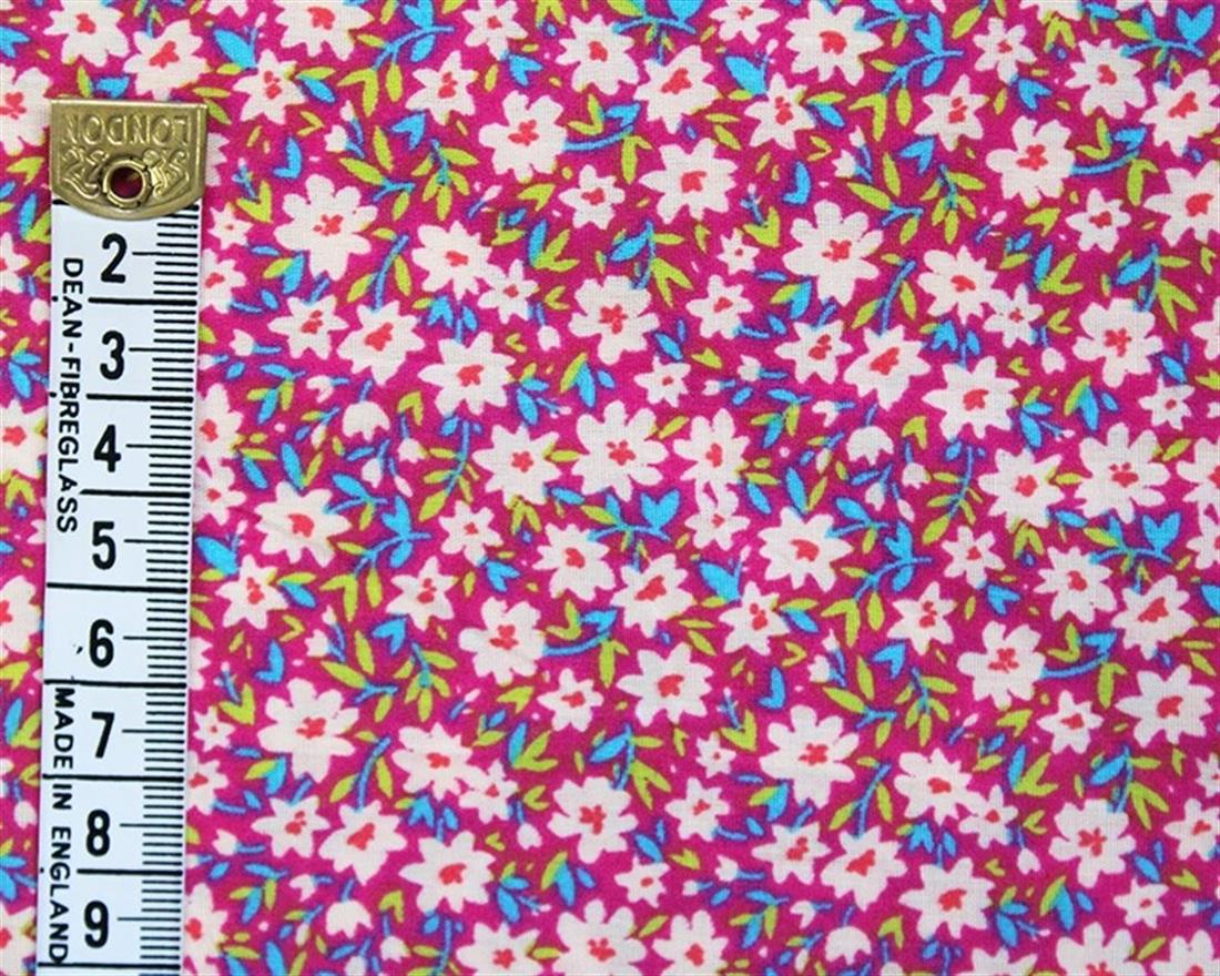 Mindy Polycotton Daisies Is a Lightweight Printed Fabric